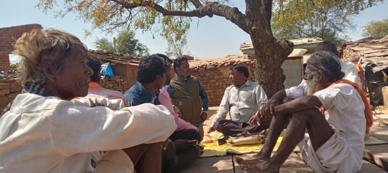 Gram Khatka me Sahariya samuday ke sath van adhikar per mohalla meetings