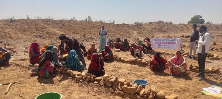 NAREGA kam per 8 March mahilao ke sath manaya gram SEMRA me (2)