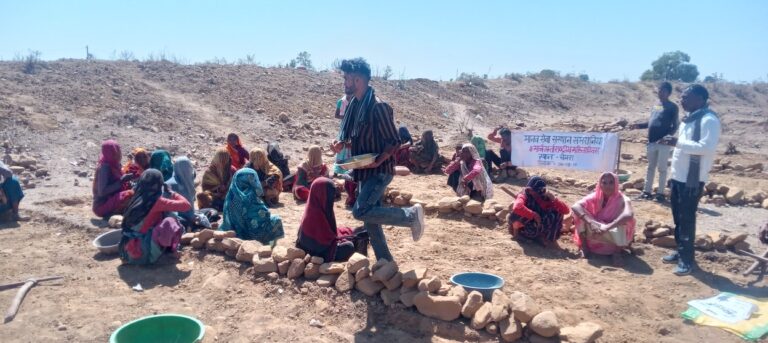 NAREGA kam per 8 March mahilao ke sath manaya gram SEMRA me (3)