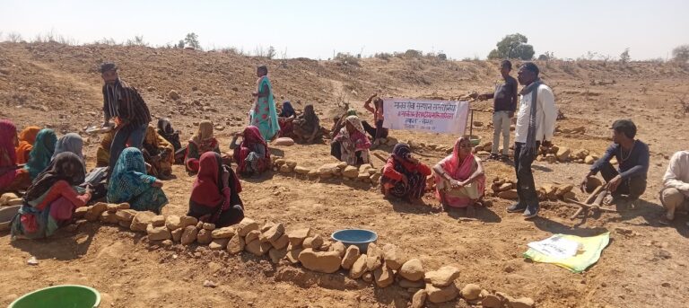 NAREGA kam per 8 March mahilao ke sath manaya gram SEMRA me