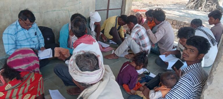 सरकार द्वारा संचालित योजनाओं से लोगों को जोडने हेतु फार्म भरते हुए (2)