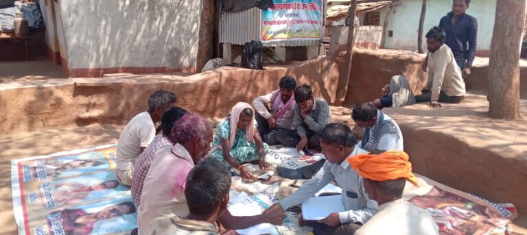 सरकार द्वारा संचालित योजनाओं से लोगों को जोडने हेतु फार्म भरते हुए (3)