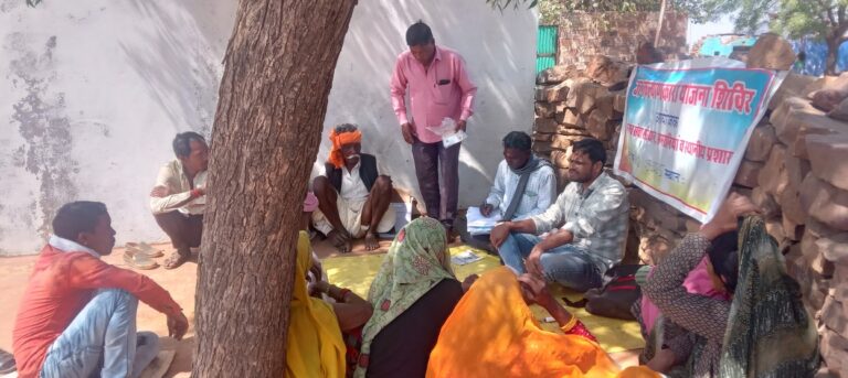 सरकार द्वारा संचालित योजनाओं से लोगों को जोडने हेतु फार्म भरते हुए (6)