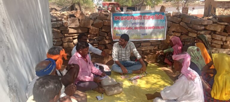 सरकार द्वारा संचालित योजनाओं से लोगों को जोडने हेतु फार्म भरते हुए (7)