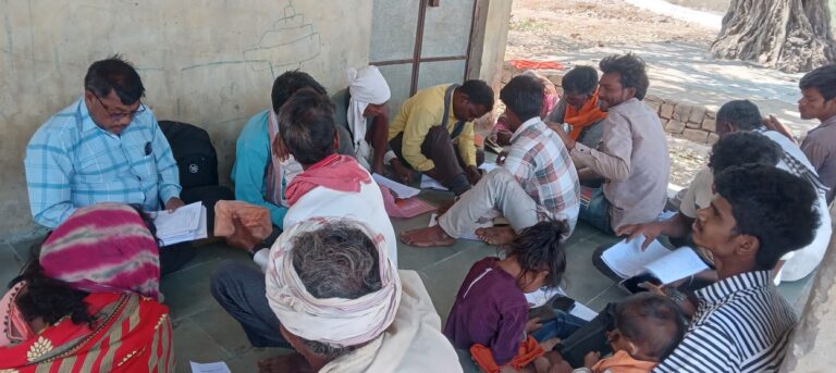 सरकार द्वारा संचालित योजनाओं से लोगों को जोडने हेतु फार्म भरते हुए